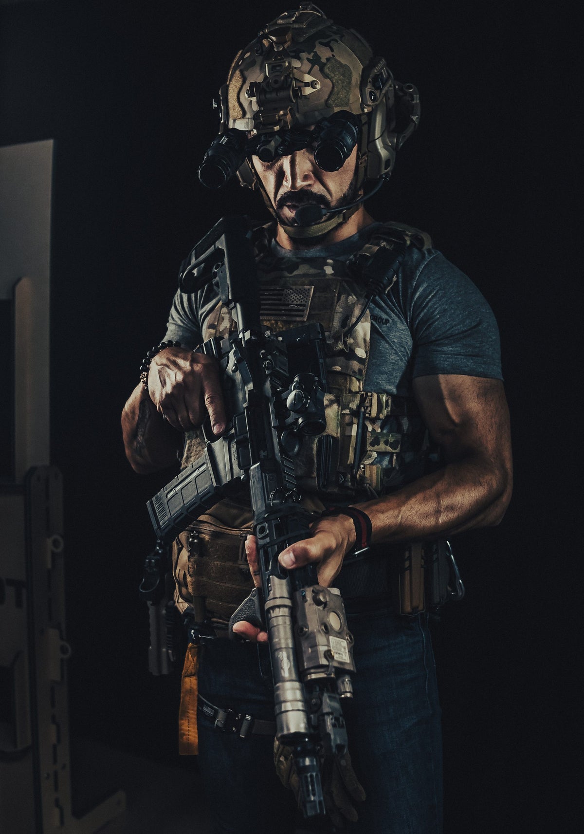 Kawa in helmet, night vision and plate carrier, holding a rifle