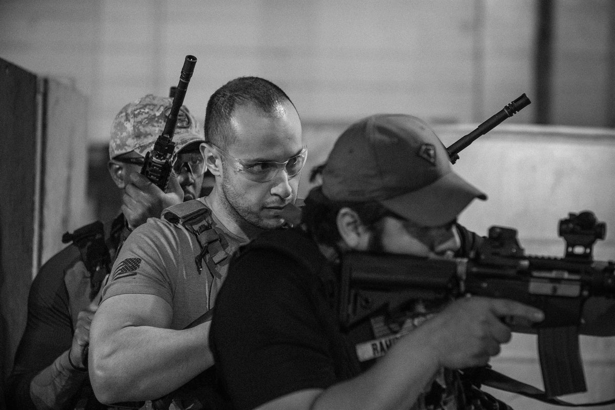 Students stacked on a doorway during a CQB class